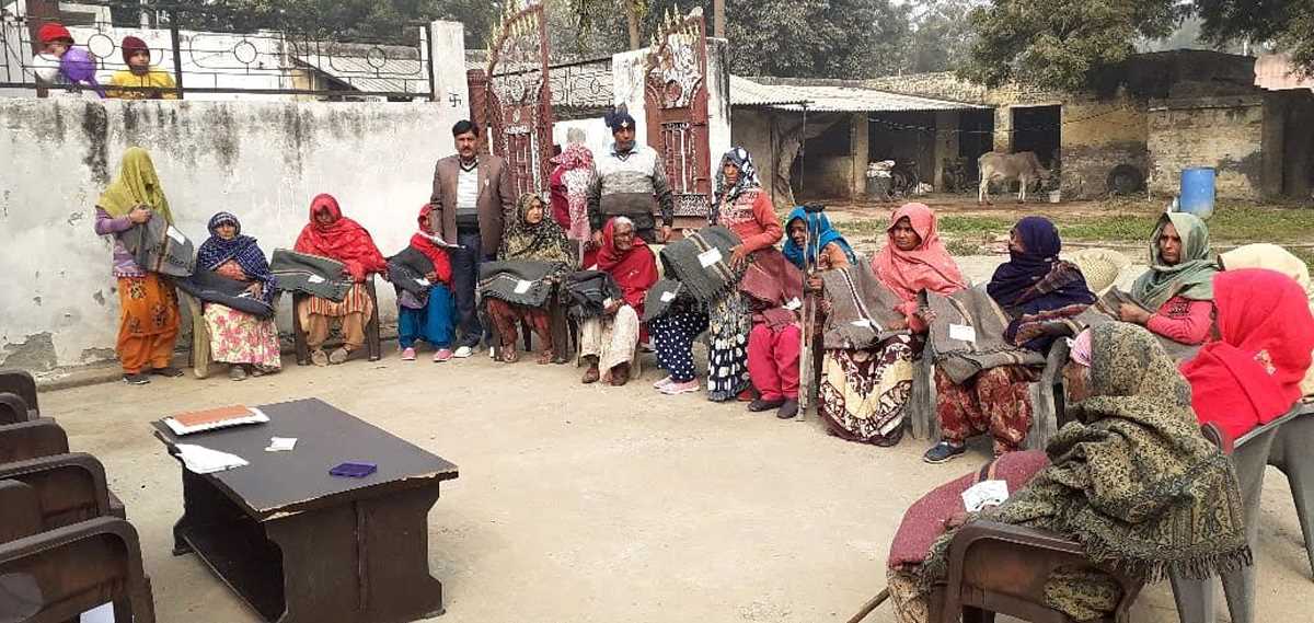 गरीब ग्रामीणों को वितरित किया गया कम्बल